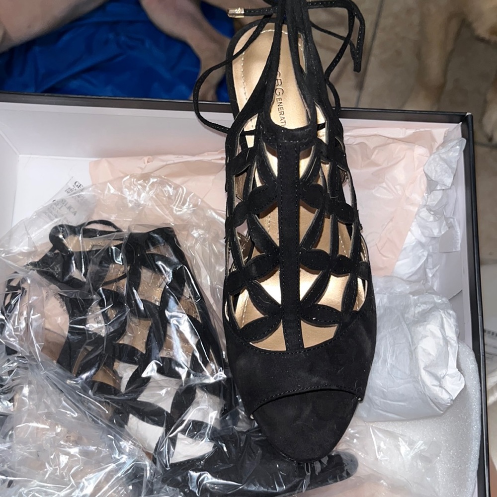 BCBGENERATION BLACK TRENDY TIE UP HEELS. BRAND NEW STELLAR CONDITION.